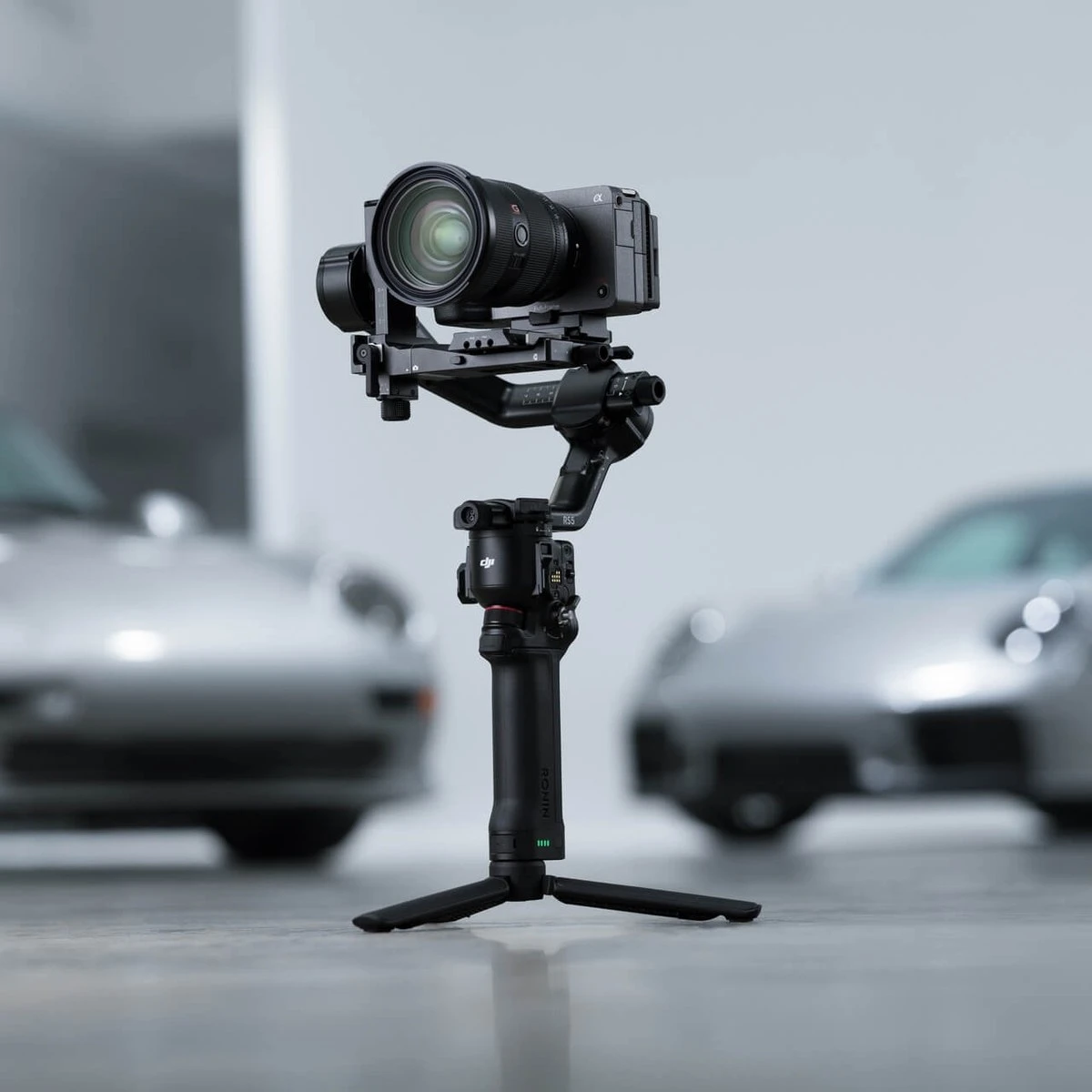 Порівняння базового стабілізатора DJI RS 5, розширеного комплекту DJI RS 5 Combo та DJI RS 4 Pro для комерційної відеозйомки
